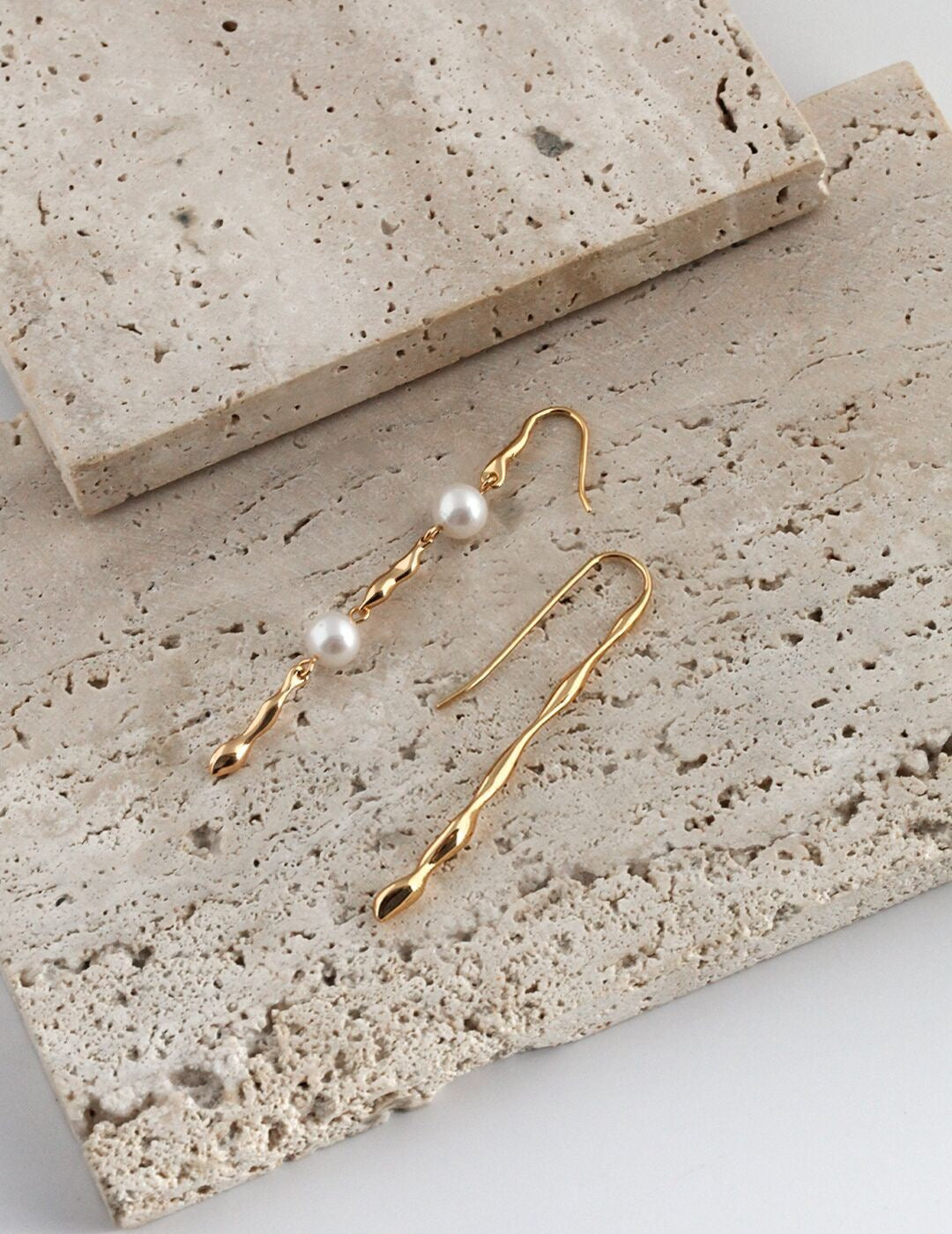 Asymmetrical Pearl Earing